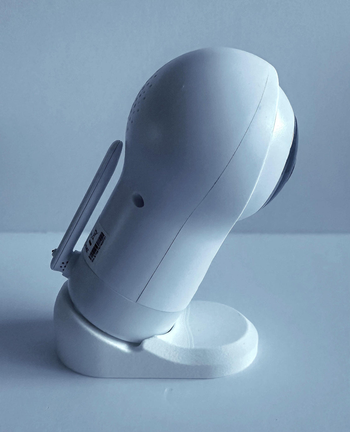 Oricom Baby Monitor Shelf Mount | Angled | OBH930 side view of baby monitor on stable base
