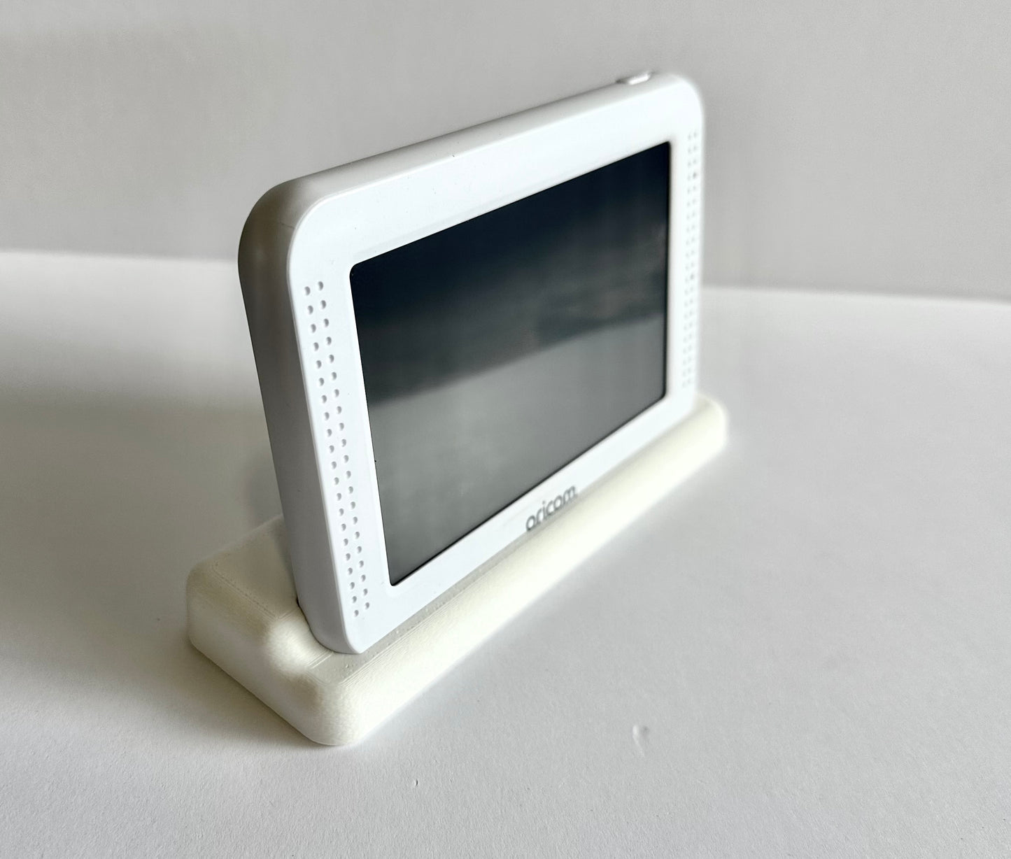 Oricom Baby Monitor Screen Dock | Cord Holder | SC875 displaying monitor in stable position on a custom-designed dock.