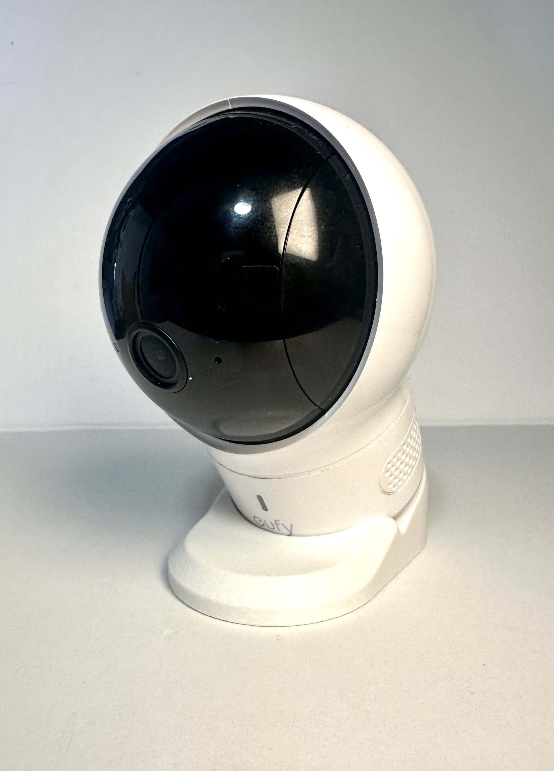 Eufy Baby Monitor Shelf Mount | Angled | E210 securely holding Eufy SpaceView Pro baby monitor on a flat surface.