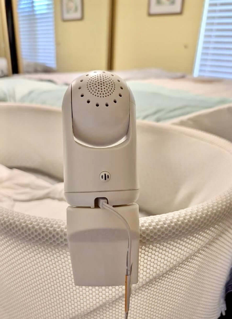 Vtech Baby Monitor Snoo & Cot Mount | BM5850HD attached to a bassinet, showcasing a no-drill installation method.