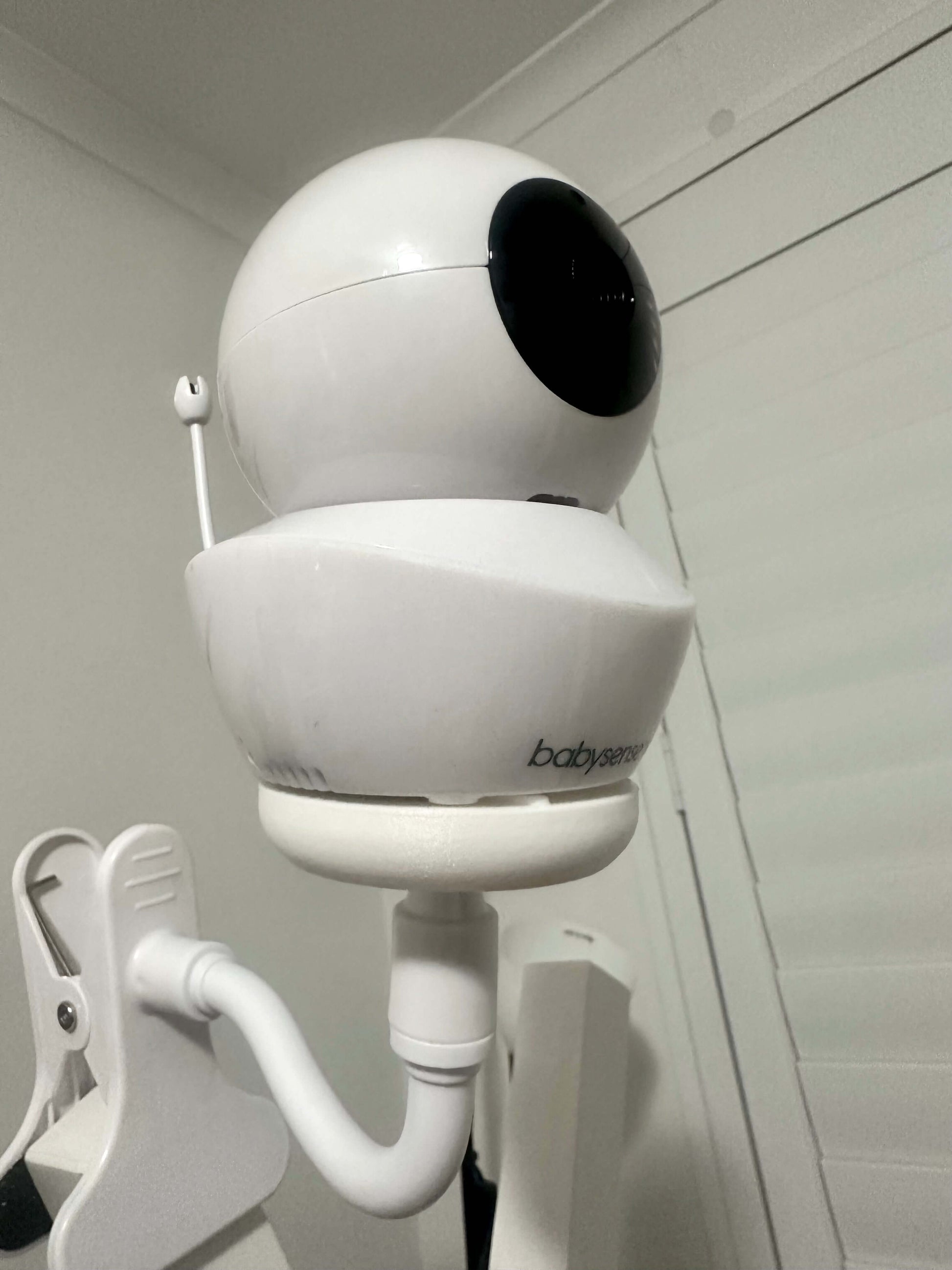 Babysense Baby Monitor Mount Adapter | HDS2 | 1/4" Thread on a mounted baby monitor.