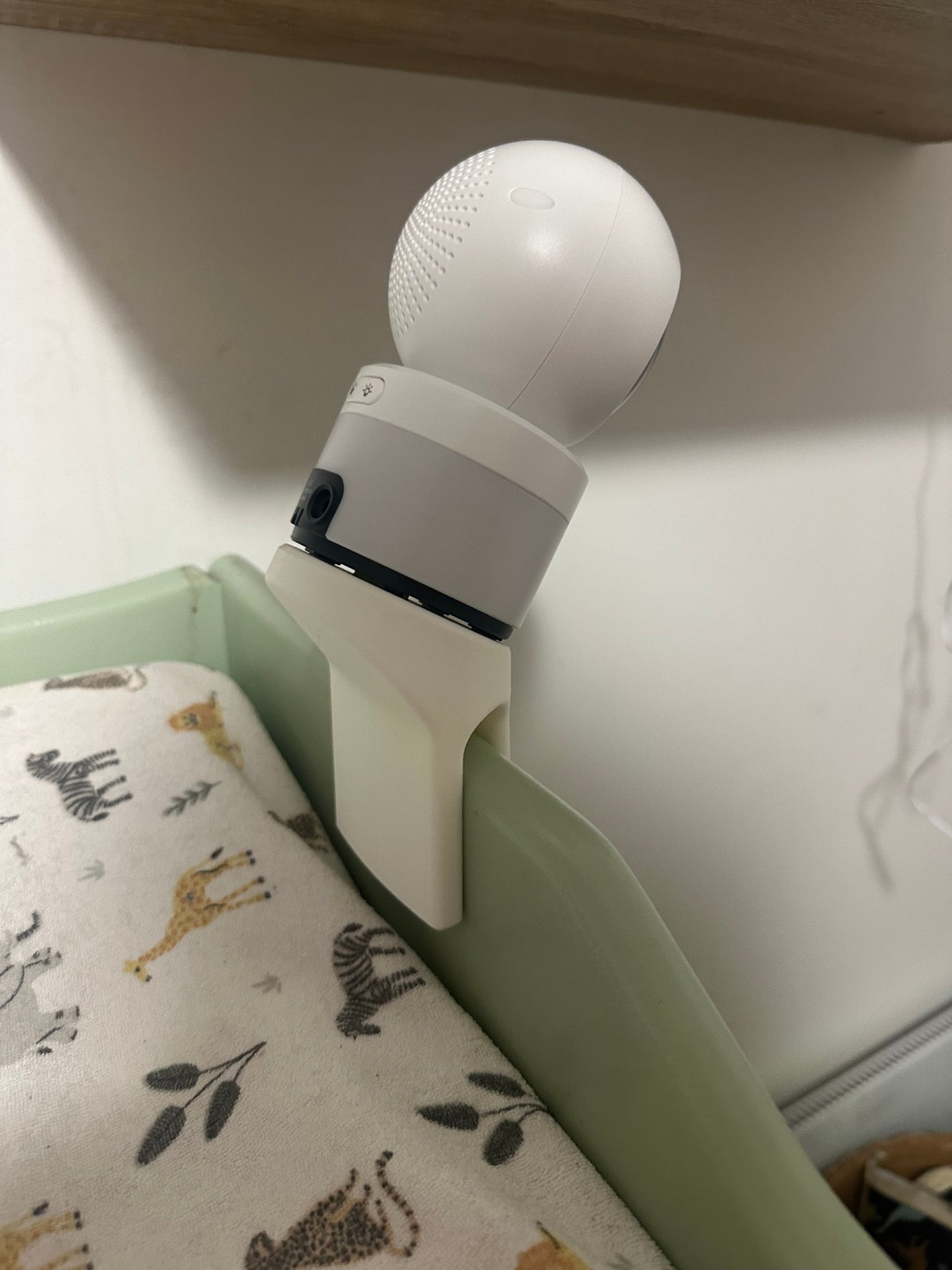 VTech Baby Monitor Snoo & Cot Mount | BM4700N + More attached to a bassinet, providing a 30° overhead view.