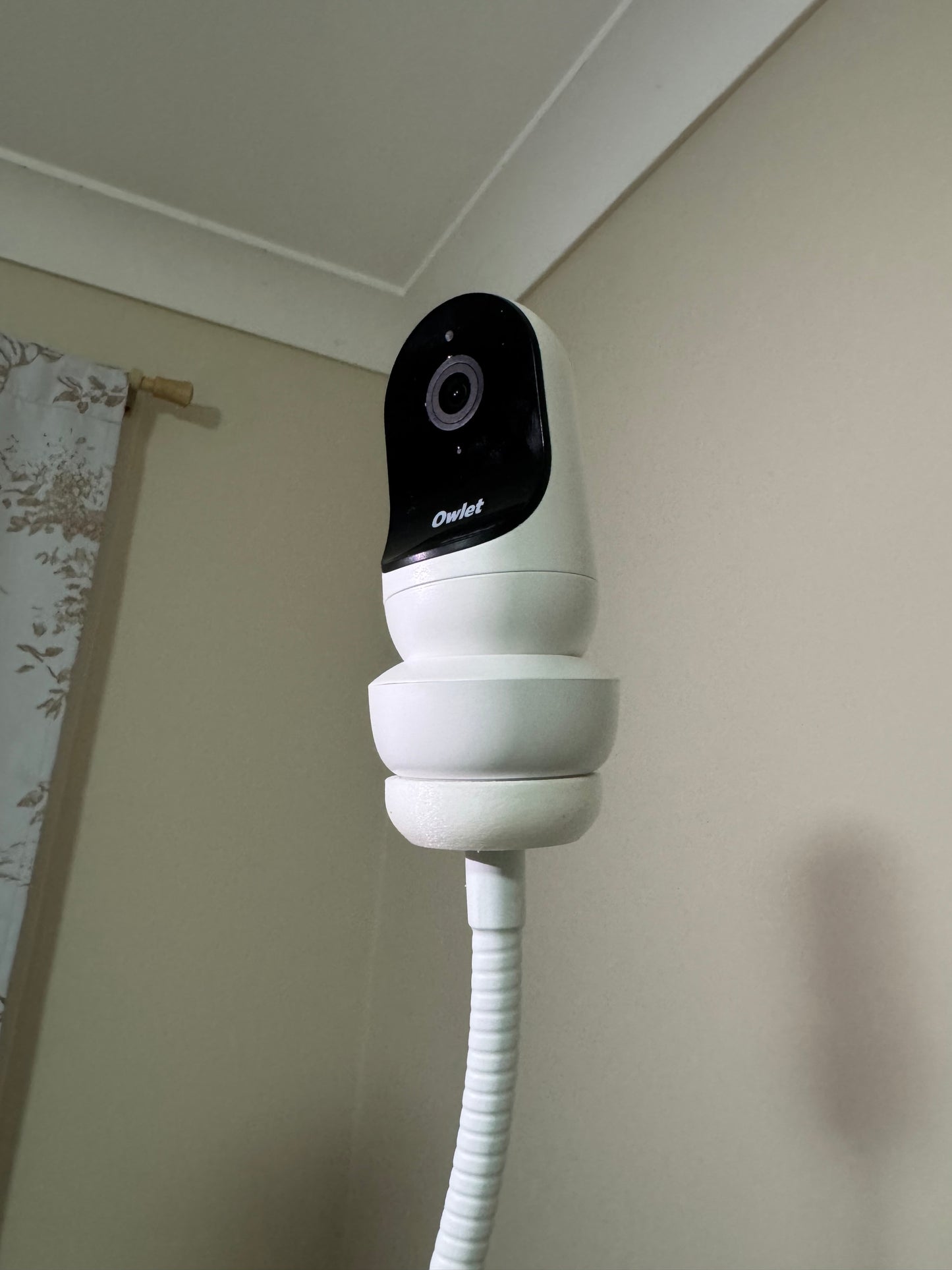 Owlet Baby Monitor Mount Adapter | Cam 2 | 1/4" Thread on a flexible gooseneck mount in a home setting.