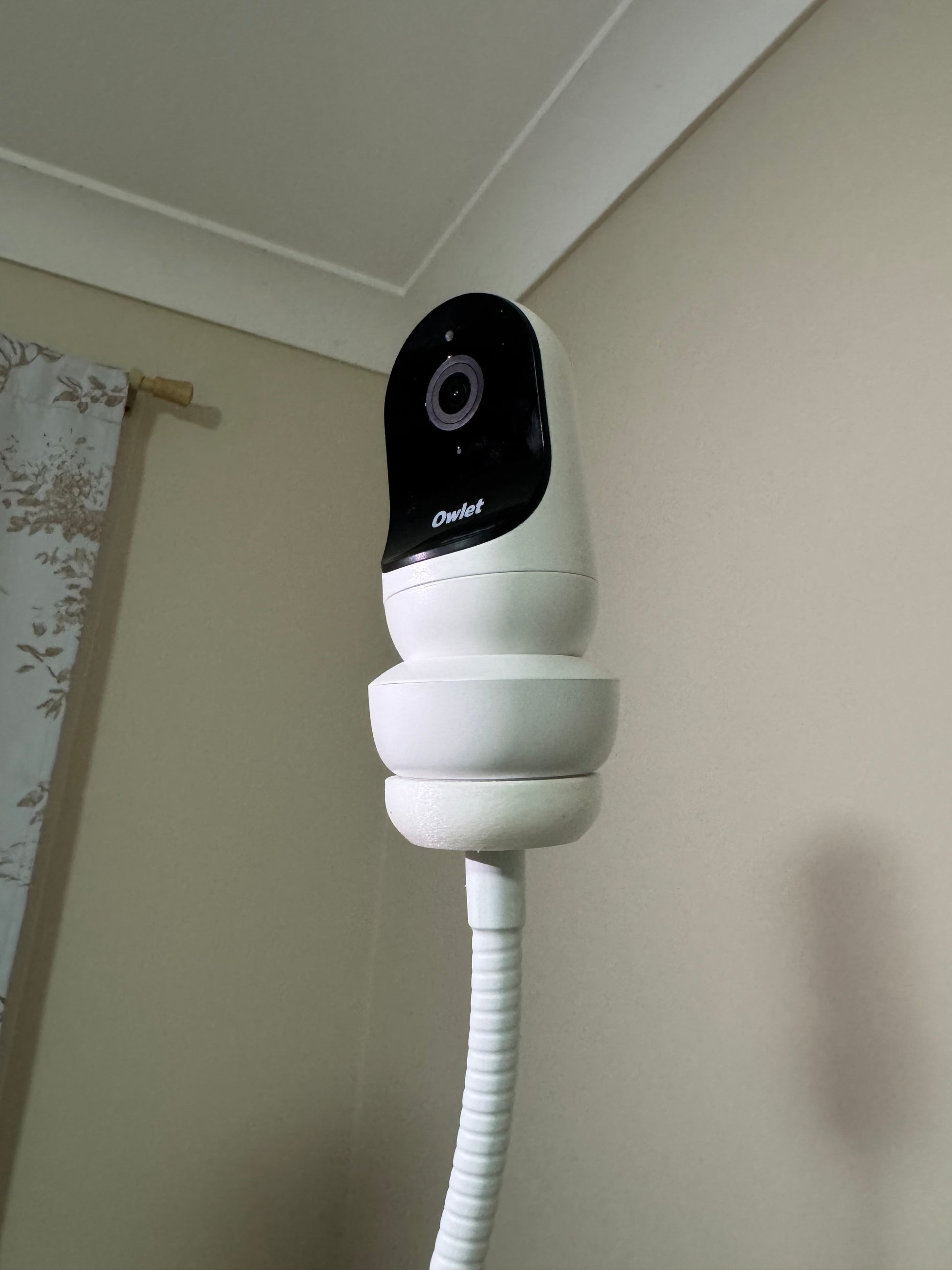 Owlet Baby Monitor Mount Adapter | Cam 2 | 1/4" Thread on a flexible gooseneck mount in a home setting.