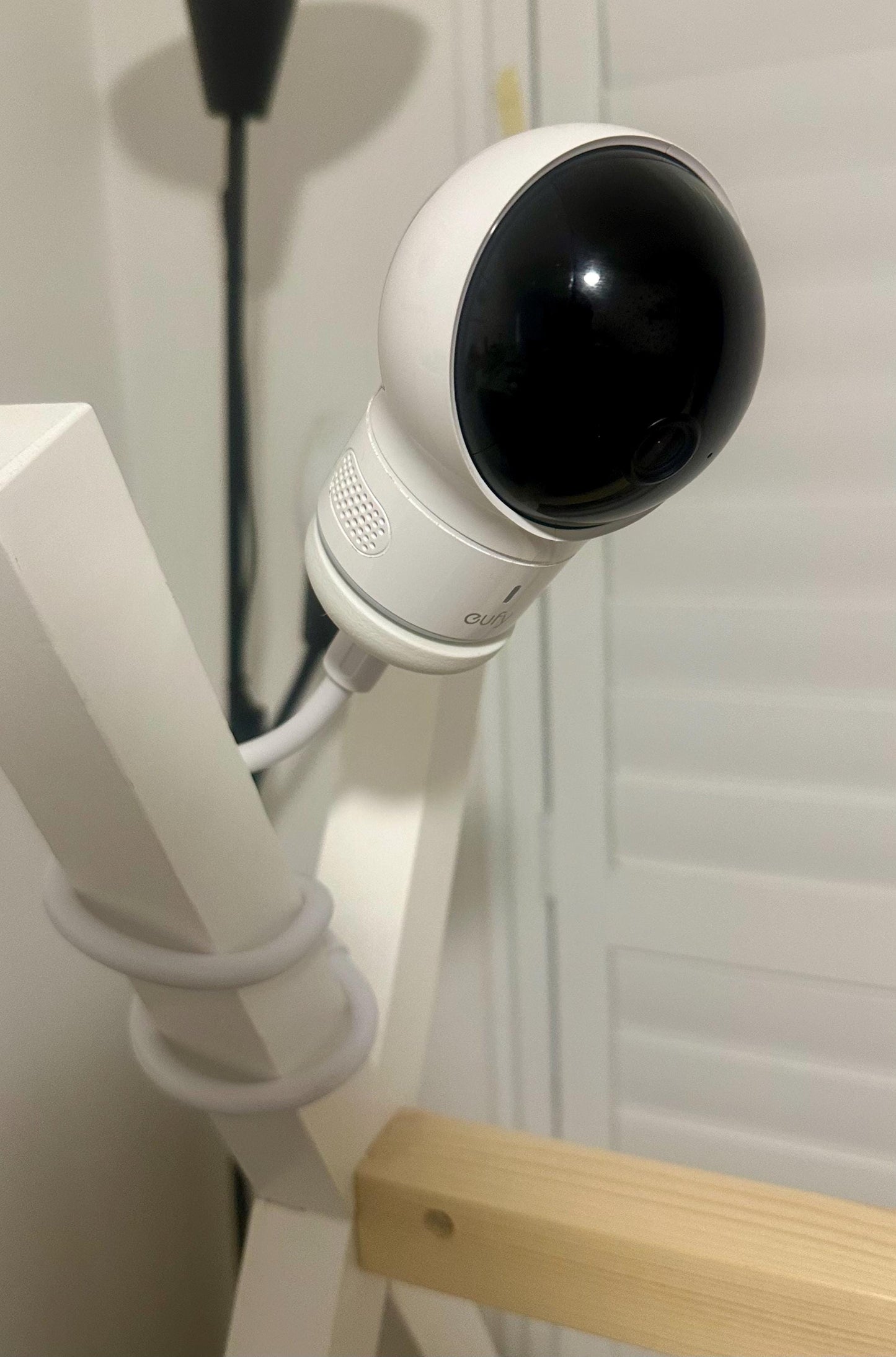 Eufy Baby Monitor Mount Adapter | E210 | 1/4" Thread securely attached to a wooden mount for optimal monitoring.