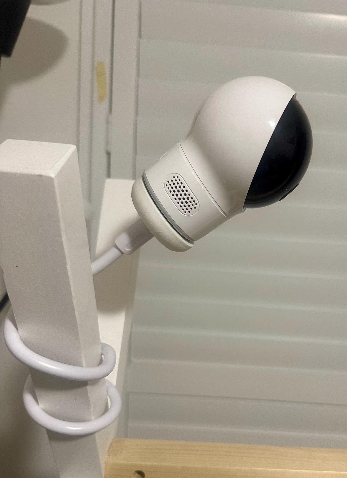 Eufy Baby Monitor Mount Adapter | E210 | 1/4" Thread attached to a white surface for secure monitoring.
