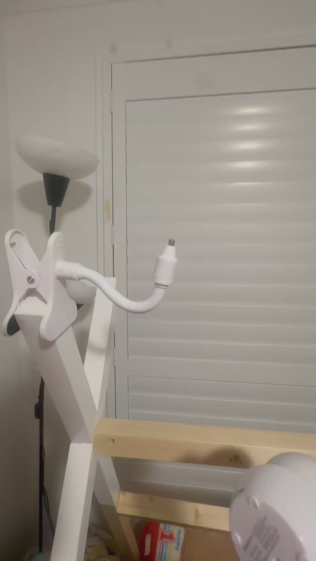 Babysense Baby Monitor Mount Adapter | HDS2 | 1/4" Thread attached to a flexible mounting arm in a home setting.